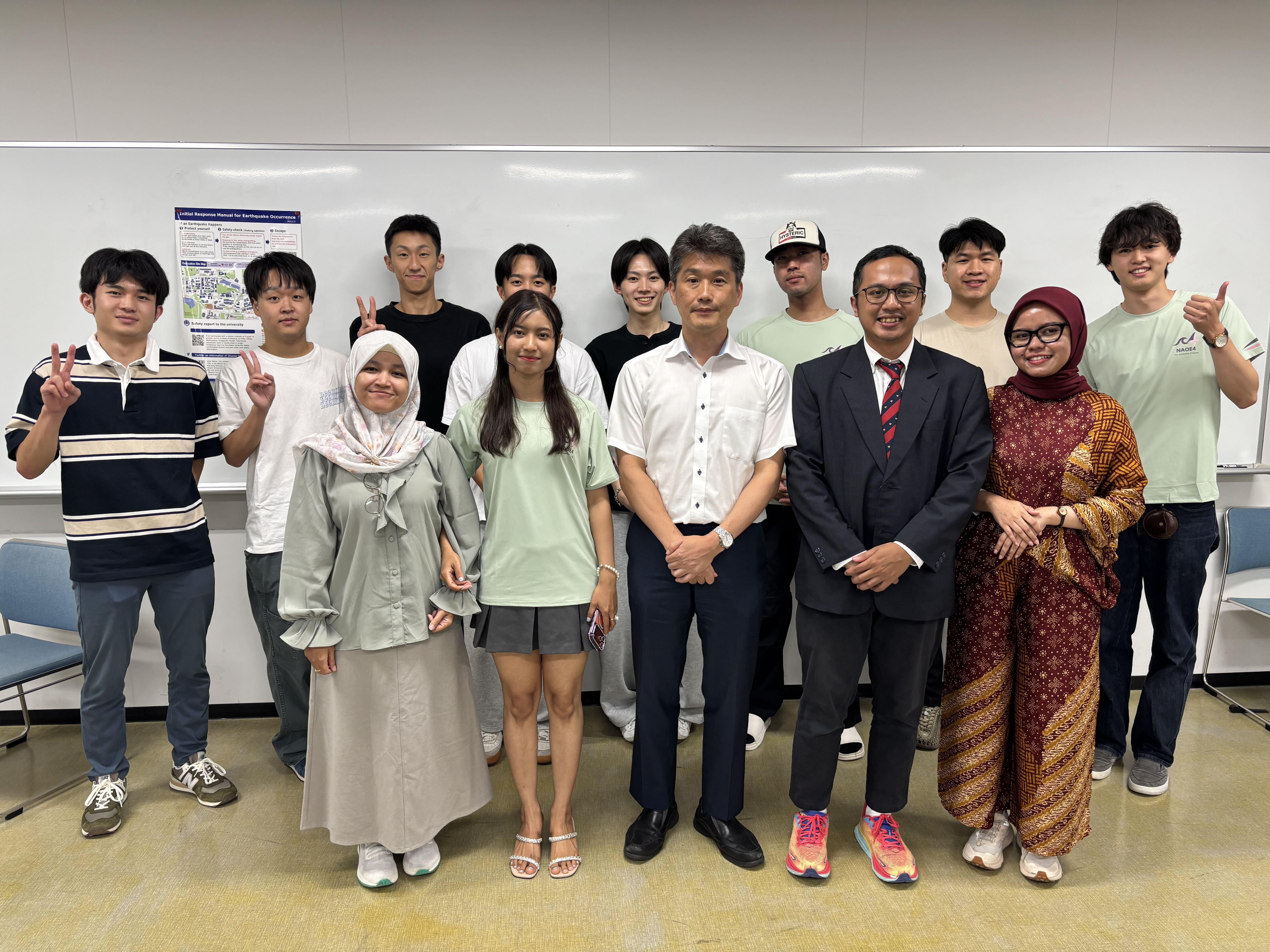 A commemorative photo with laboratory members